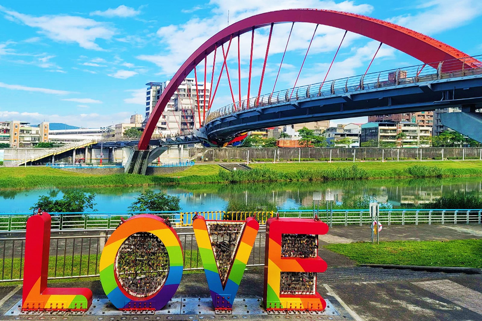 Exploring the Hidden Gems of Songshan District: 4 Off-the-Beaten-Path Attractions 7 彩虹橋
